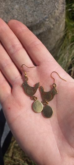 Vintage jewelry is sold individually for 5 to 10 euros