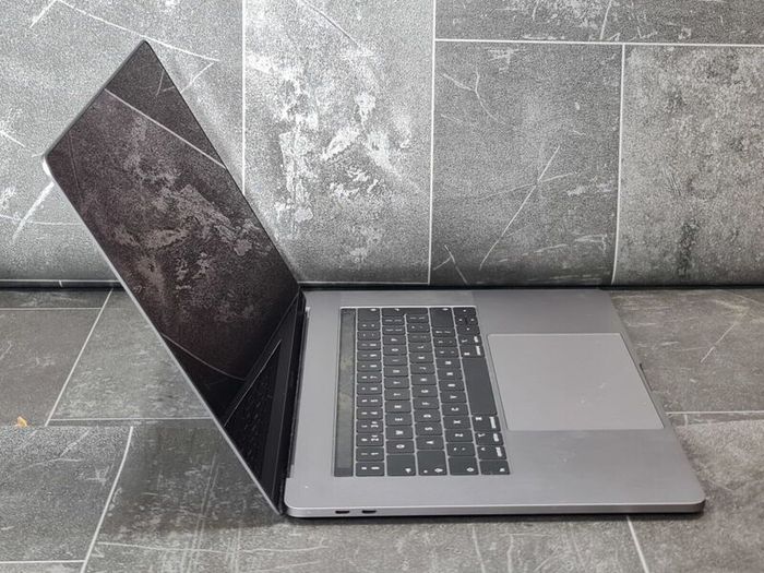 Apple 15" Macbook Pro A1990 Touch Bar Intel I7 32GB RAM 1TB SSD
