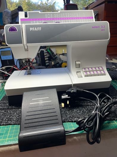 PFAFF Select 3.2 Sewing Machine - IDT - Just serviced - Like new!