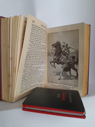 Old St. Paul's by W. Harrison Ainsworth. Illustrated by J. Finnimore (HQ469)