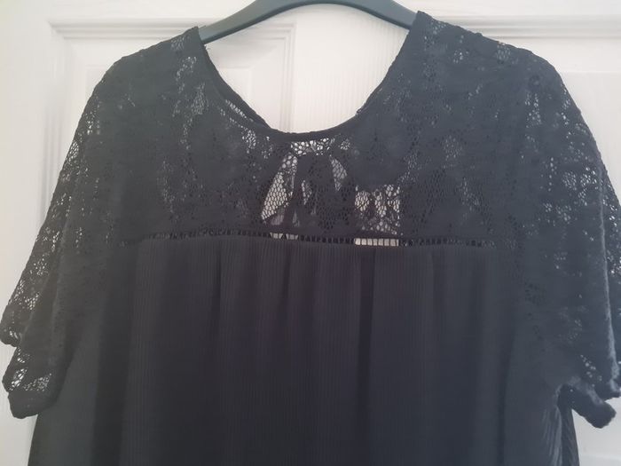 PLUS SIZE (22) Black Lace & Pleat Top. New