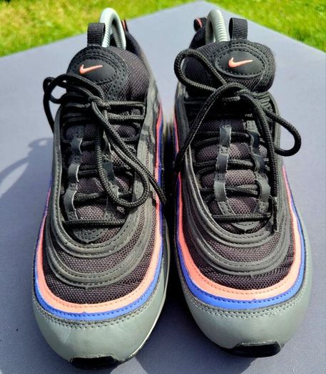 Shoe