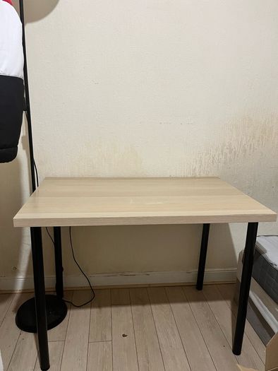desk - 100 cm w x 60 cm L  70cm tall