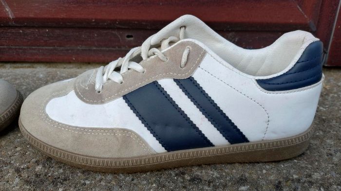 White & Blue Flat Runners (used).