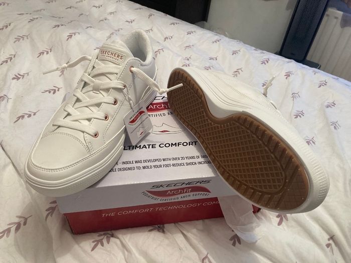 Skechers Womens Arch Fit Size 8
