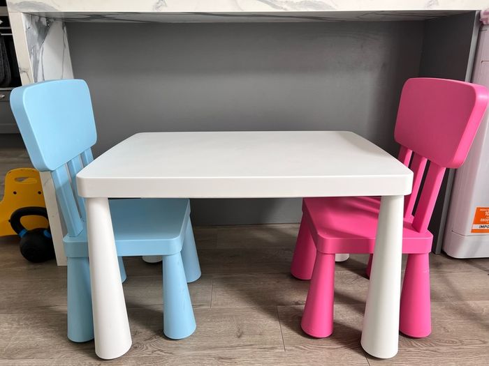 Kids Table & 2 chairs