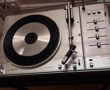 Vintage record player (1981)Phillips model 660