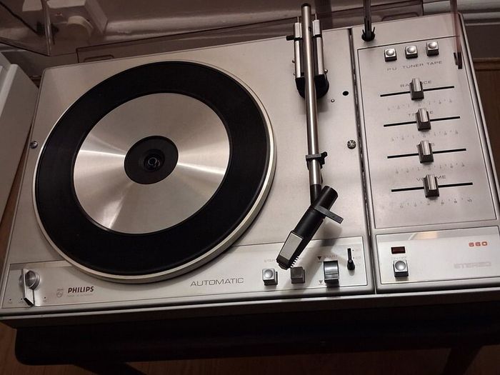 Vintage record player (1981)Phillips