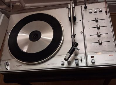 Vintage record player (1981)Phillips