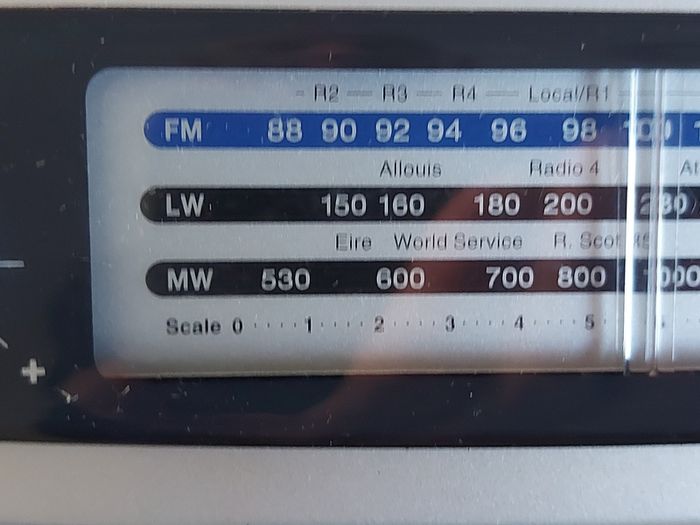 ROBERTS Classic 928, 3 Band Portable Radio with 4 FM Station Presets, Excellent condition, works perfect