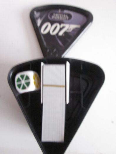 New Trivial Pursuit Hasbro James Bond 007 Edition Cards And Dice