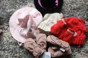 Baby hats and gloves