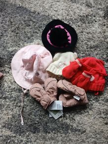 Baby hats and gloves