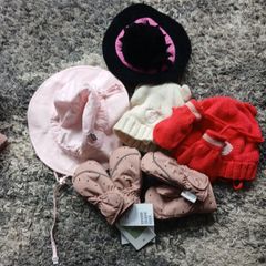 Baby hats and gloves