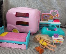 Barbie playset + 2 little dolls