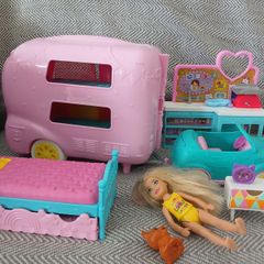 Barbie playset + 2 little dolls