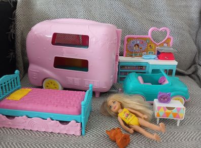 Barbie playset + 2 little dolls