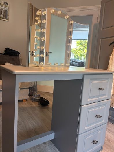 Dressing table with Mirror