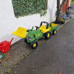 John Deere Tractor & trailer front bucket is slighty cracked