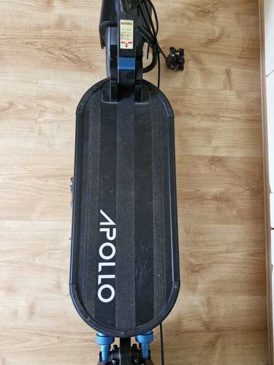 Apollo Explore (1000W) Electric Scooter - Needs brake service & tube