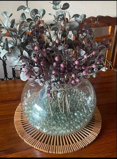 Scalloped edge round bowl/vase