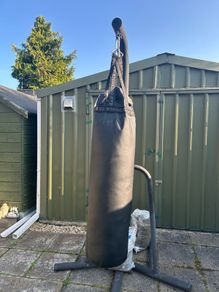 Outshock punching bag & hanging stand