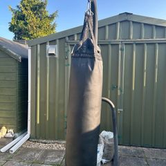 Outshock punching bag & hanging stand