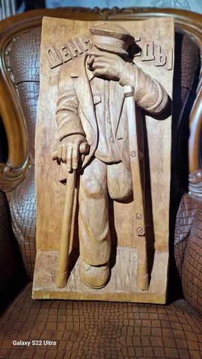 Sculptures, portraits made of wood.