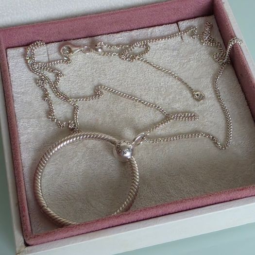 Pandora large O pendant necklace size ajustable. Very good condition