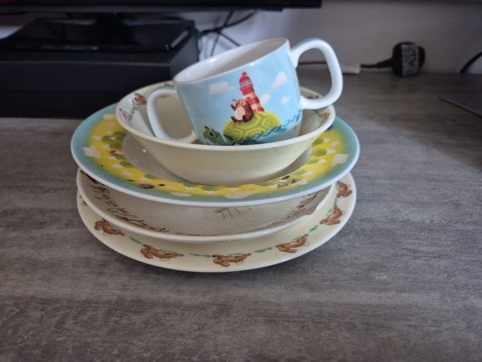 Vintage collectible plates and bowl