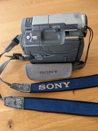 Sony DCR-TRV33 MiniDV digital camcorder with Carl Zeiss Vario-Sonnar lens