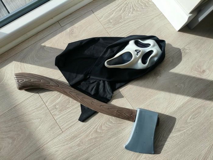 Scream Ghostface mask and plastic axe - Halloween