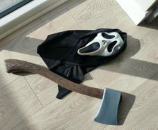 Scream Ghostface mask and plastic axe - Halloween