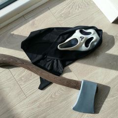 Scream Ghostface mask and plastic axe - Halloween