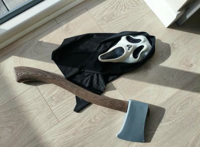 Scream Ghostface mask and plastic axe - Halloween