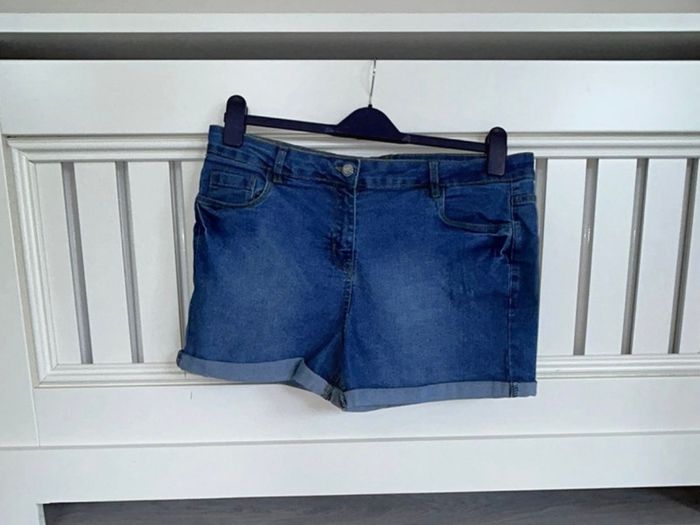 Brand-new Ladies Blue Denim Shorts from Pepco Size: UK 16 / EU 44