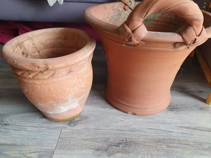2 terracotta plant pots