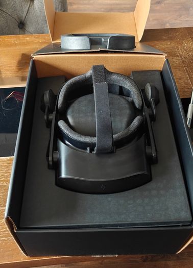 Reverb G2 VR headset