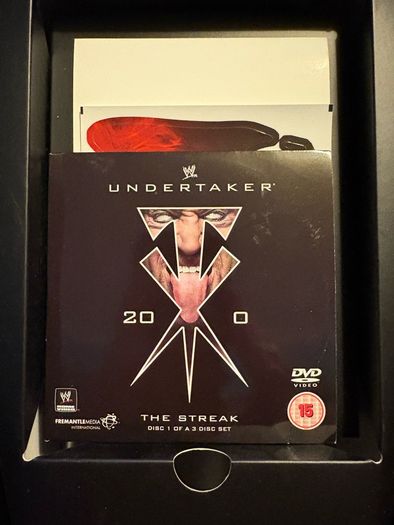 wwe 2k14 Phenom Edition complete with Undertaker autograph