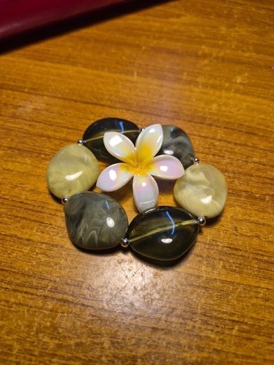 Modern Green Bracelet with a White Flowery Clip