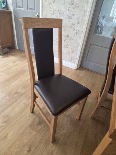 Extendable Dining table and chairs