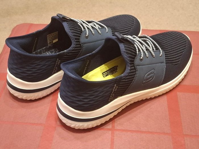 SKECHERS Slip-Ins - Size 9 - Excellent - As NEW