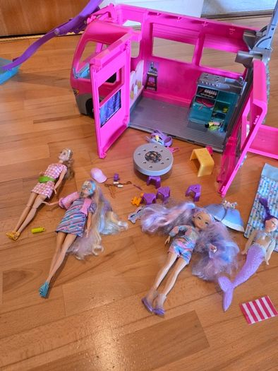 Barbie Camper Van plus dolls