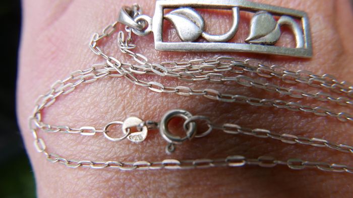 Vintage Sterling Silver 925 Floral Pendant  and Sterling Silver Chain 3g