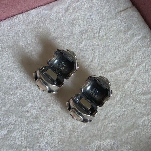 Pandora cherry blossom clips charm, featuring smooth cream enamel petals and a sterling silver beaded center very good condition
