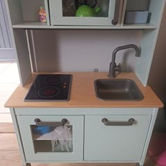 Toy play kitchen