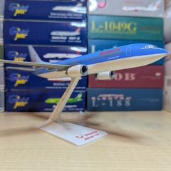 Britannia 1:200 scale model airplane, Boeing 737-800 aircraft, NEW