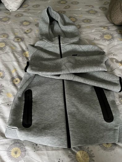 Nike tech grey fleece hoodie (size 11 to 12 years)