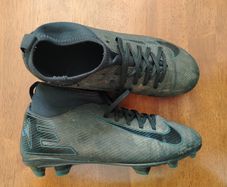 Girls Nike football boots size 5.5 (38.5)
