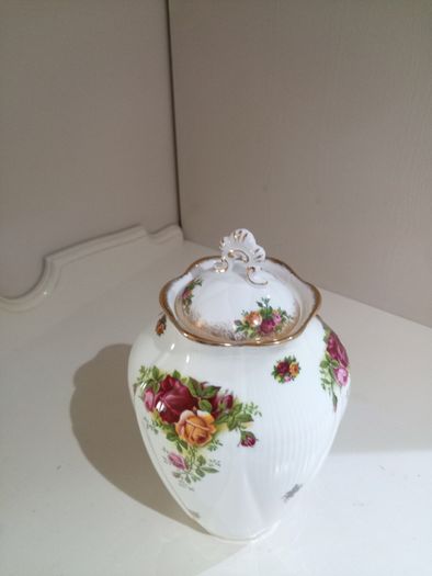 CHELSEA VASE 22cm 8.75" Royal Albert Old Country Roses Bone China